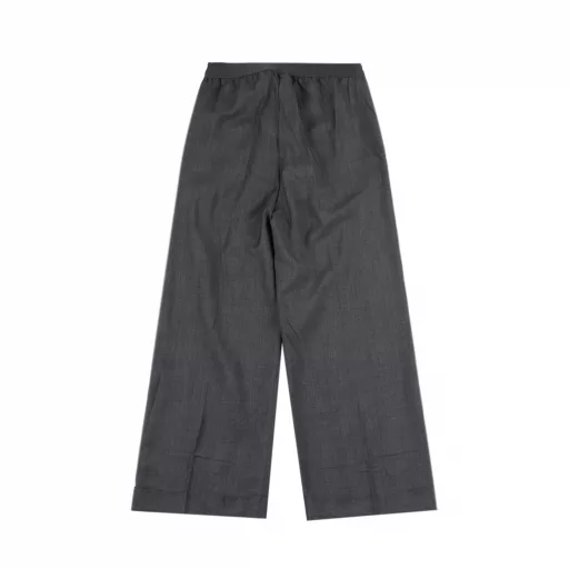 MIUMIU Prince of Wales plaid belt trousersCustom: 1:1 fabric acetate wool jacquard fabric, acetate fiber and wool fiber combined and made of fabric through the jacquard process, the waist of the pants adopts the machine pleating process to ensure the durability and beauty of the pleats, the use of multi-functional air pump, adjust to 180 degrees Celsius high temperature to ensure stable and uniform temperature. The pattern on the thick plate is printed on the pants, and then the air pump is pressed at high temperature. The texture of the jacquard part is interwoven with the basic organization of the fabric, forming a unique texture difference, loose version