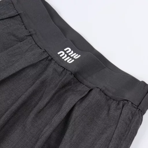 MIUMIU Prince of Wales plaid belt trousersCustom: 1:1 fabric acetate wool jacquard fabric, acetate fiber and wool fiber combined and made of fabric through the jacquard process, the waist of the pants adopts the machine pleating process to ensure the durability and beauty of the pleats, the use of multi-functional air pump, adjust to 180 degrees Celsius high temperature to ensure stable and uniform temperature. The pattern on the thick plate is printed on the pants, and then the air pump is pressed at high temperature. The texture of the jacquard part is interwoven with the basic organization of the fabric, forming a unique texture difference, loose version