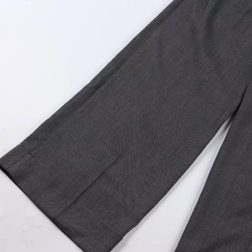 MIUMIU Prince of Wales plaid belt trousersCustom: 1:1 fabric acetate wool jacquard fabric, acetate fiber and wool fiber combined and made of fabric through the jacquard process, the waist of the pants adopts the machine pleating process to ensure the durability and beauty of the pleats, the use of multi-functional air pump, adjust to 180 degrees Celsius high temperature to ensure stable and uniform temperature. The pattern on the thick plate is printed on the pants, and then the air pump is pressed at high temperature. The texture of the jacquard part is interwoven with the basic organization of the fabric, forming a unique texture difference, loose version