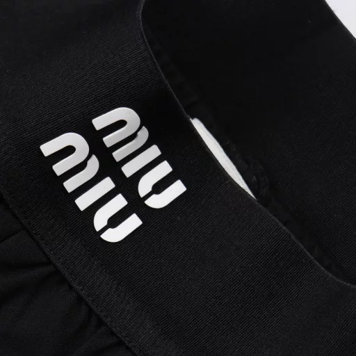 MIU MIU Grain De Poudre Belt pantsCustom 35% wool, 38% cotton and 27% polyester, so that the fabric integrated wool softness, elasticity, warmth and cotton sweat absorption, air permeability and polyester strength, wear resistance, the waist of the machine pleating process, the use of multi-function air pump, adjust to 180 degrees Celsius high temperature, to ensure stable and uniform temperature. The pattern on the thick plate is printed on the pants, and then the air pump is pressed at high temperature. Under the action of high temperature and pressure, it makes its pattern more firm. The edge of the slit is folded inside, and then the imported sewing machine is used for dark sewing, so that the front is almost invisible and more beautiful and neat. Loose form