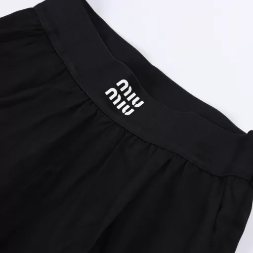 MIU MIU Grain De Poudre Belt pantsCustom 35% wool, 38% cotton and 27% polyester, so that the fabric integrated wool softness, elasticity, warmth and cotton sweat absorption, air permeability and polyester strength, wear resistance, the waist of the machine pleating process, the use of multi-function air pump, adjust to 180 degrees Celsius high temperature, to ensure stable and uniform temperature. The pattern on the thick plate is printed on the pants, and then the air pump is pressed at high temperature. Under the action of high temperature and pressure, it makes its pattern more firm. The edge of the slit is folded inside, and then the imported sewing machine is used for dark sewing, so that the front is almost invisible and more beautiful and neat. Loose form