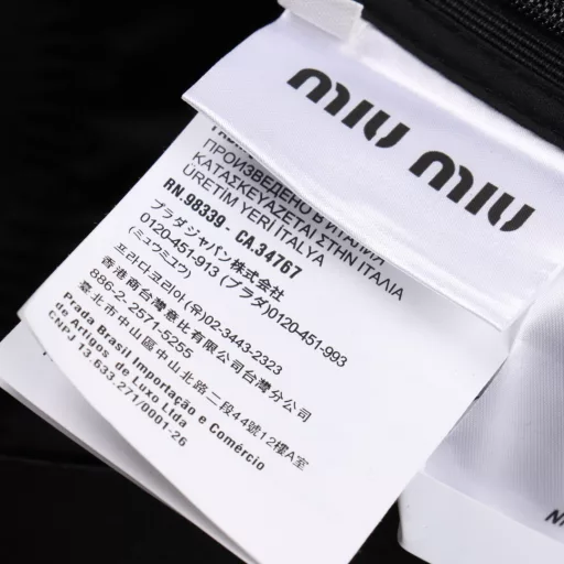 MIU MIU Grain De Poudre Belt pantsCustom 35% wool, 38% cotton and 27% polyester, so that the fabric integrated wool softness, elasticity, warmth and cotton sweat absorption, air permeability and polyester strength, wear resistance, the waist of the machine pleating process, the use of multi-function air pump, adjust to 180 degrees Celsius high temperature, to ensure stable and uniform temperature. The pattern on the thick plate is printed on the pants, and then the air pump is pressed at high temperature. Under the action of high temperature and pressure, it makes its pattern more firm. The edge of the slit is folded inside, and then the imported sewing machine is used for dark sewing, so that the front is almost invisible and more beautiful and neat. Loose form