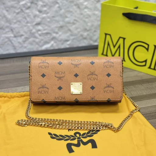 Autumn and winter new small box chain bag, the overall appearance is very simple, simple with bronze LOGO, suction design, very convenient, large internal capacity, with zipper compartment, card, detachable chain, can be used as a hand bag, crossbody bag, underarm bag, simple and versatile use!