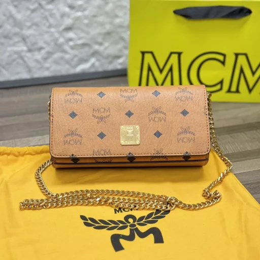 Autumn and winter new small box chain bag, the overall appearance is very simple, simple with bronze LOGO, suction design, very convenient, large internal capacity, with zipper compartment, card, detachable chain, can be used as a hand bag, crossbody bag, underarm bag, simple and versatile use!