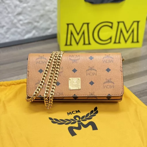 Autumn and winter new small box chain bag, the overall appearance is very simple, simple with bronze LOGO, suction design, very convenient, large internal capacity, with zipper compartment, card, detachable chain, can be used as a hand bag, crossbody bag, underarm bag, simple and versatile use!