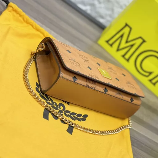 Autumn and winter new small box chain bag, the overall appearance is very simple, simple with bronze LOGO, suction design, very convenient, large internal capacity, with zipper compartment, card, detachable chain, can be used as a hand bag, crossbody bag, underarm bag, simple and versatile use!