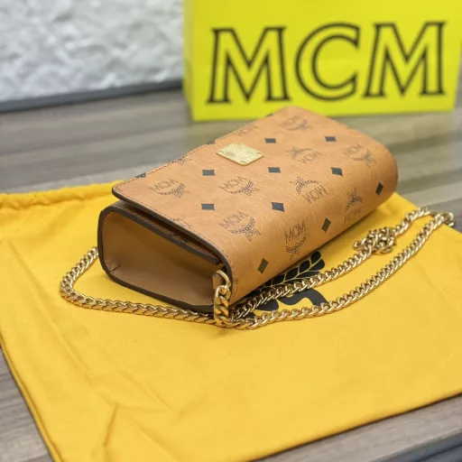 Autumn and winter new small box chain bag, the overall appearance is very simple, simple with bronze LOGO, suction design, very convenient, large internal capacity, with zipper compartment, card, detachable chain, can be used as a hand bag, crossbody bag, underarm bag, simple and versatile use!