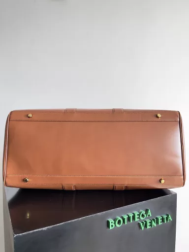 Bottega Veneta's new travel bagA super retro glossy leather travel bag with the same color leather piping, with the same color handle strap, double zipper opening and closing, classic design, simple and atmospheric, soft and durable leather, with the passage of time, add a unique texture. Capacity can also fully meet the daily needs, the utility score is 💯. Carry it out, always get a high return rate.