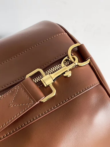 Bottega Veneta's new travel bagA super retro glossy leather travel bag with the same color leather piping, with the same color handle strap, double zipper opening and closing, classic design, simple and atmospheric, soft and durable leather, with the passage of time, add a unique texture. Capacity can also fully meet the daily needs, the utility score is 💯. Carry it out, always get a high return rate.