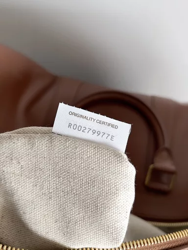 Bottega Veneta's new travel bagA super retro glossy leather travel bag with the same color leather piping, with the same color handle strap, double zipper opening and closing, classic design, simple and atmospheric, soft and durable leather, with the passage of time, add a unique texture. Capacity can also fully meet the daily needs, the utility score is 💯. Carry it out, always get a high return rate.