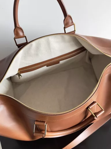 Bottega Veneta's new travel bagA super retro glossy leather travel bag with the same color leather piping, with the same color handle strap, double zipper opening and closing, classic design, simple and atmospheric, soft and durable leather, with the passage of time, add a unique texture. Capacity can also fully meet the daily needs, the utility score is 💯. Carry it out, always get a high return rate.