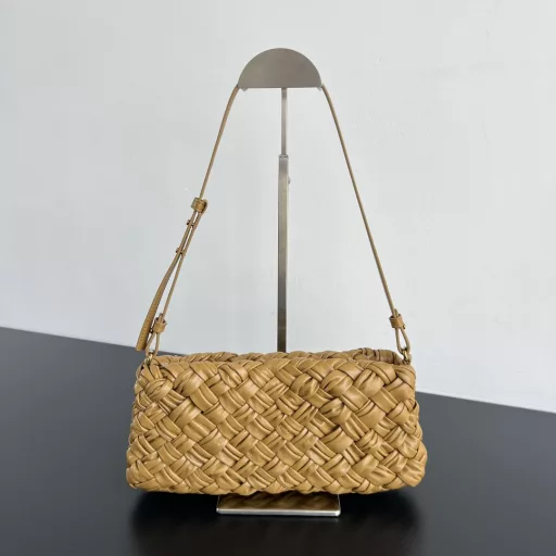 Bv's new Cha-Cha bag, which is the underarm bag of the main woman [fireworks] The lntreccio knitting process of this series is hand-made by professional craftsmen, using 3cm wide leather strips (Fettuccia) to weave on the mold 👋 to form a unique woven texture, super Heavy Industry 👍 surface with a light gloss, The rectangular silhouette is intriguing ⭐️ the shoulder strap can be removed or adjusted at will, and carrying this exclusive underarm bag sets off the whole person's fashion and prestige