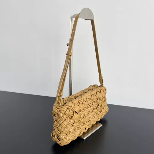 Bv's new Cha-Cha bag, which is the underarm bag of the main woman [fireworks] The lntreccio knitting process of this series is hand-made by professional craftsmen, using 3cm wide leather strips (Fettuccia) to weave on the mold 👋 to form a unique woven texture, super Heavy Industry 👍 surface with a light gloss, The rectangular silhouette is intriguing ⭐️ the shoulder strap can be removed or adjusted at will, and carrying this exclusive underarm bag sets off the whole person's fashion and prestige
