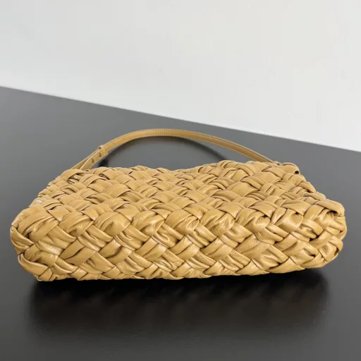 Bv's new Cha-Cha bag, which is the underarm bag of the main woman [fireworks] The lntreccio knitting process of this series is hand-made by professional craftsmen, using 3cm wide leather strips (Fettuccia) to weave on the mold 👋 to form a unique woven texture, super Heavy Industry 👍 surface with a light gloss, The rectangular silhouette is intriguing ⭐️ the shoulder strap can be removed or adjusted at will, and carrying this exclusive underarm bag sets off the whole person's fashion and prestige