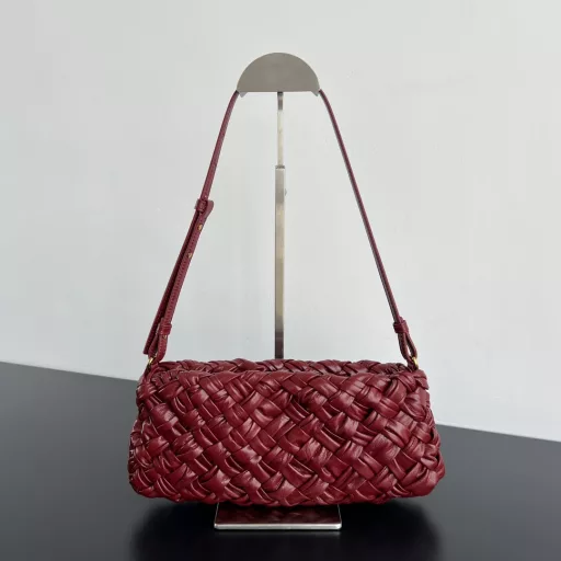 Bv's new Cha-Cha bag, which is the underarm bag of the main woman [fireworks] The lntreccio knitting process of this series is hand-made by professional craftsmen, using 3cm wide leather strips (Fettuccia) to weave on the mold 👋 to form a unique woven texture, super Heavy Industry 👍 surface with a light gloss, The rectangular silhouette is intriguing ⭐️ the shoulder strap can be removed or adjusted at will, and carrying this exclusive underarm bag sets off the whole person's fashion and prestige