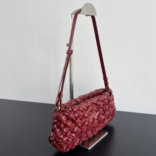 Bv's new Cha-Cha bag, which is the underarm bag of the main woman [fireworks] The lntreccio knitting process of this series is hand-made by professional craftsmen, using 3cm wide leather strips (Fettuccia) to weave on the mold 👋 to form a unique woven texture, super Heavy Industry 👍 surface with a light gloss, The rectangular silhouette is intriguing ⭐️ the shoulder strap can be removed or adjusted at will, and carrying this exclusive underarm bag sets off the whole person's fashion and prestige