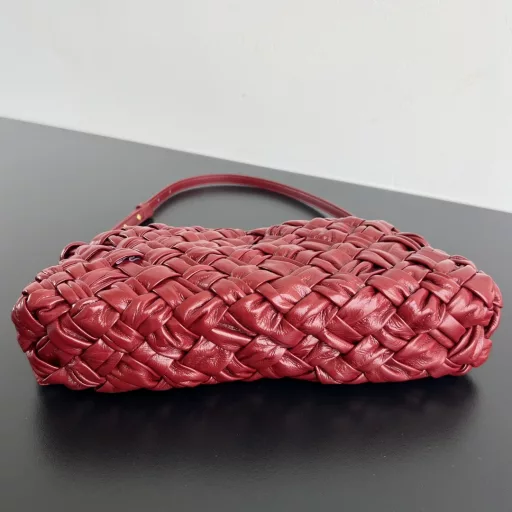 Bv's new Cha-Cha bag, which is the underarm bag of the main woman [fireworks] The lntreccio knitting process of this series is hand-made by professional craftsmen, using 3cm wide leather strips (Fettuccia) to weave on the mold 👋 to form a unique woven texture, super Heavy Industry 👍 surface with a light gloss, The rectangular silhouette is intriguing ⭐️ the shoulder strap can be removed or adjusted at will, and carrying this exclusive underarm bag sets off the whole person's fashion and prestige