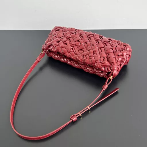 Bv's new Cha-Cha bag, which is the underarm bag of the main woman [fireworks] The lntreccio knitting process of this series is hand-made by professional craftsmen, using 3cm wide leather strips (Fettuccia) to weave on the mold 👋 to form a unique woven texture, super Heavy Industry 👍 surface with a light gloss, The rectangular silhouette is intriguing ⭐️ the shoulder strap can be removed or adjusted at will, and carrying this exclusive underarm bag sets off the whole person's fashion and prestige