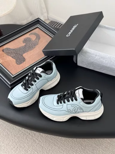 Chanel 25C new silver horn King sports casual shoesYou can't go wrong with a pair of little white shoesThe color contrast is so vibrantSide embossed logo on the foot is very elegantVamp original custom material original outsole