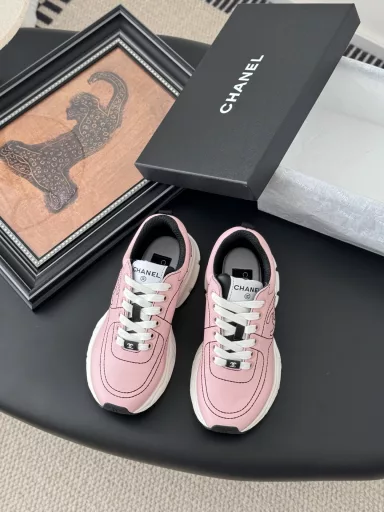 Chanel 25C new silver horn King sports casual shoesYou can't go wrong with a pair of little white shoesThe color contrast is so vibrantSide embossed logo on the foot is very elegantVamp original custom material original outsole