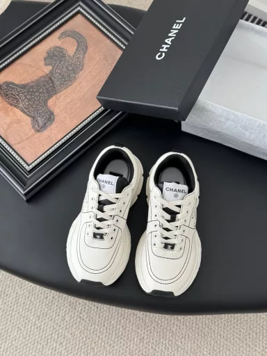 Chanel 25C new silver horn King sports casual shoesYou can't go wrong with a pair of little white shoesThe color contrast is so vibrantSide embossed logo on the foot is very elegantVamp original custom material original outsole