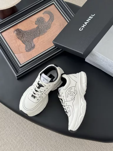 Chanel 25C new silver horn King sports casual shoesYou can't go wrong with a pair of little white shoesThe color contrast is so vibrantSide embossed logo on the foot is very elegantVamp original custom material original outsole