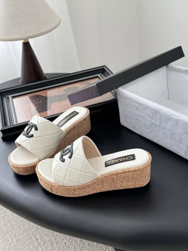 Chanel 25C new wedge slippers seriesSlip-on series 🤷Original sheepskin outsole with cowhide lining