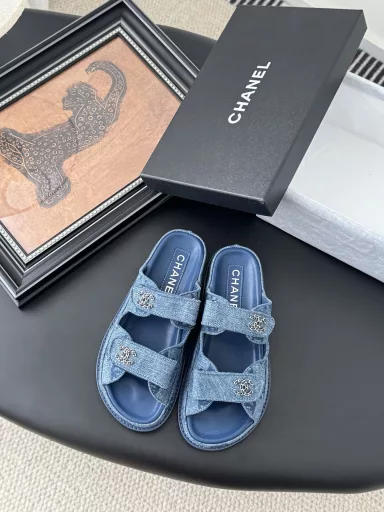 Chanel 25 New Velcro Sandals layout!Top version of the goods!I have all the colors at home!Upper imported fabric, foot cushion inside sheepskin, original hardware buckle.All with the counter top packaging!