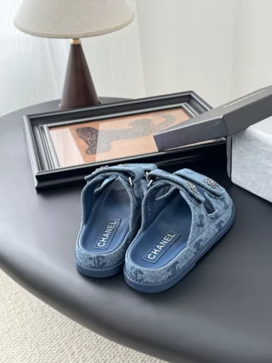 Chanel 25 New Velcro Sandals layout!Top version of the goods!I have all the colors at home!Upper imported fabric, foot cushion inside sheepskin, original hardware buckle.All with the counter top packaging!
