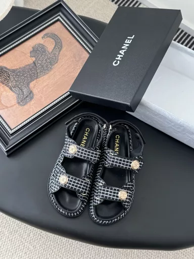 Chanel 25 New Velcro Sandals layout!Top version of the goods!I have all the colors at home!Upper imported fabric, foot cushion inside sheepskin, original hardware buckle.All with the counter top packaging!