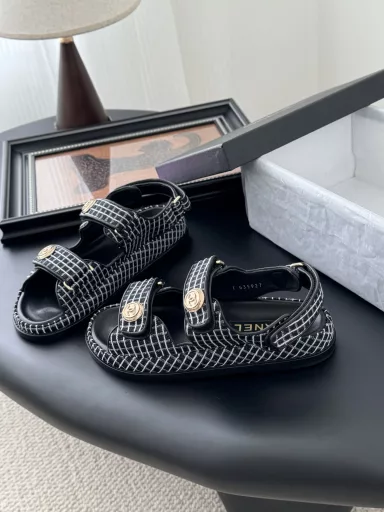 Chanel 25 New Velcro Sandals layout!Top version of the goods!I have all the colors at home!Upper imported fabric, foot cushion inside sheepskin, original hardware buckle.All with the counter top packaging!