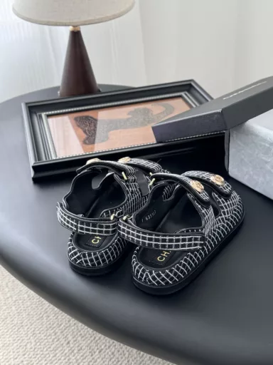 Chanel 25 New Velcro Sandals layout!Top version of the goods!I have all the colors at home!Upper imported fabric, foot cushion inside sheepskin, original hardware buckle.All with the counter top packaging!