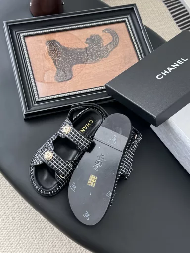 Chanel 25 New Velcro Sandals layout!Top version of the goods!I have all the colors at home!Upper imported fabric, foot cushion inside sheepskin, original hardware buckle.All with the counter top packaging!