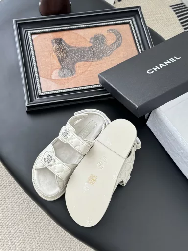 Chanel 25 New Velcro Sandals layout!Top version of the goods!I have all the colors at home!Upper imported fabric, foot cushion inside sheepskin, original hardware buckle.All with the counter top packaging!