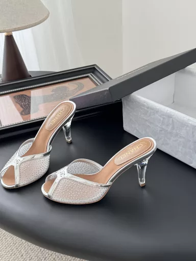 Chanel 25K catwalk embroidered mesh slippersSimple yet sweet and playful!Vamp gauze fabric, embroidery high-grade strong ☝️The solid color fabric is crisp and easy to wearLeather outsole inside