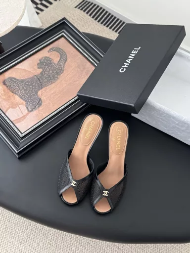 Chanel 25K catwalk embroidered mesh slippersSimple yet sweet and playful!Vamp gauze fabric, embroidery high-grade strong ☝️The solid color fabric is crisp and easy to wearLeather outsole inside