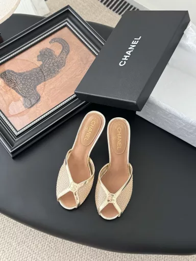 Chanel 25K catwalk embroidered mesh slippersSimple yet sweet and playful!Vamp gauze fabric, embroidery high-grade strong ☝️The solid color fabric is crisp and easy to wearLeather outsole inside