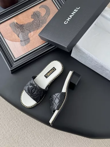 Chanel 25P new diamond chain slippersThe thick 4cm heel is very comfortable and completely free of foot jamsLeather outsole with cowhide lining