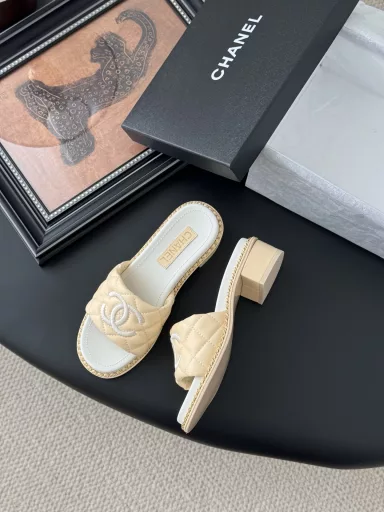 Chanel 25P new diamond chain slippersThe thick 4cm heel is very comfortable and completely free of foot jamsLeather outsole with cowhide lining
