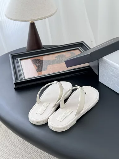 Chanel 25P new flip-flops!This series this is really amazing how so beautiful!Summer is really invincible with salt can be sweet ~The upper adopts imported nibInside is a little sheepskin