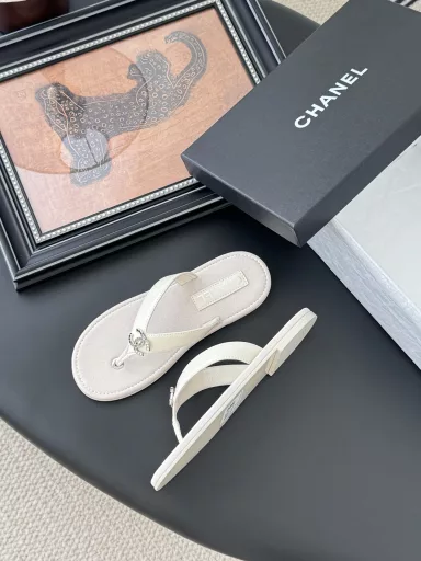 Chanel 25P new flip-flops!This series this is really amazing how so beautiful!Summer is really invincible with salt can be sweet ~The upper adopts imported nibInside is a little sheepskin