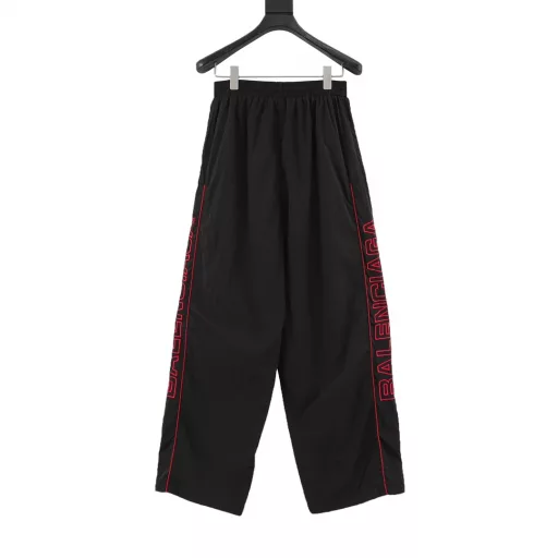 Balenciaga's new urban collection LION CLUB casual sweatpantsTechnology poplin fabricFront and side red lion club artwork embroideredElastic waist (lined)Wash fading effectLoose formunisex