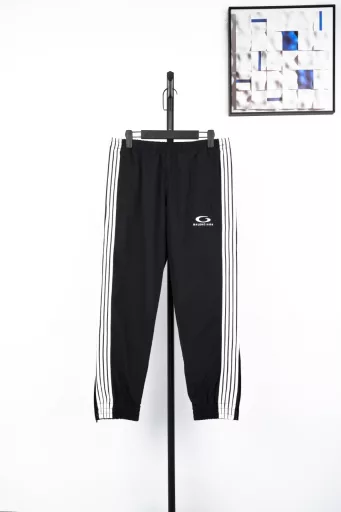 Parisian embroidered trousers with five stripesThe fabric is woven sports fabricWhite strip for fabric cuttingEmbroidery imported Tajima machine precision embroidery