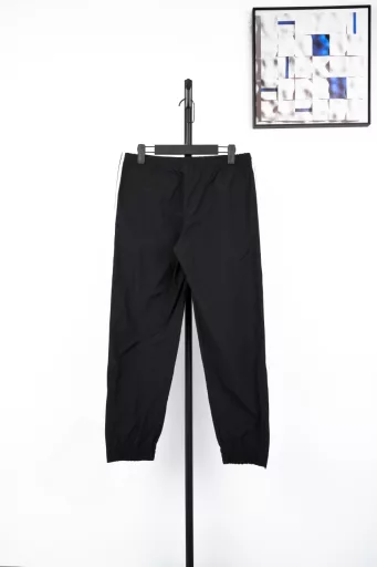 Parisian embroidered trousers with five stripesThe fabric is woven sports fabricWhite strip for fabric cuttingEmbroidery imported Tajima machine precision embroidery