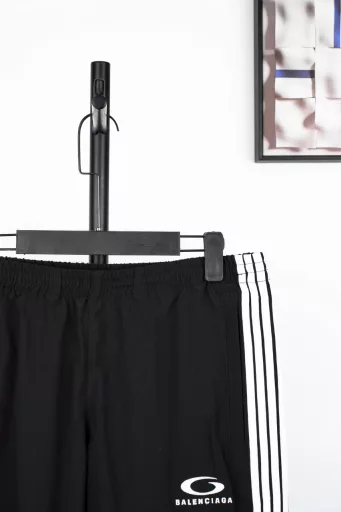 Parisian embroidered trousers with five stripesThe fabric is woven sports fabricWhite strip for fabric cuttingEmbroidery imported Tajima machine precision embroidery