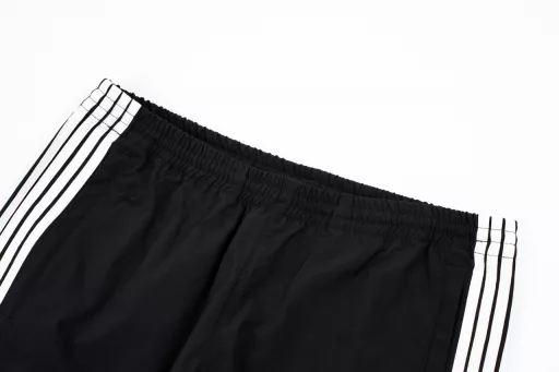 Parisian embroidered trousers with five stripesThe fabric is woven sports fabricWhite strip for fabric cuttingEmbroidery imported Tajima machine precision embroidery