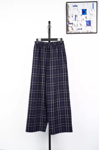 Parisian plaid counterpoint embroidered pantsThe MOQ of plaid fabric is 1000 metersThe laser grid alignment loss is extremely large. The amount of a pair of pants exceeds 2.6 metersThe processing cost of plaid is extremely highEmbroidery imported Tajima machine precision embroidery