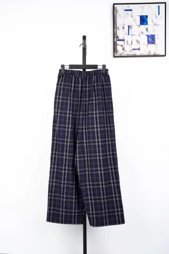 Parisian plaid counterpoint embroidered pantsThe MOQ of plaid fabric is 1000 metersThe laser grid alignment loss is extremely large. The amount of a pair of pants exceeds 2.6 metersThe processing cost of plaid is extremely highEmbroidery imported Tajima machine precision embroidery