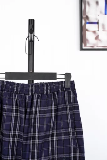 Parisian plaid counterpoint embroidered pantsThe MOQ of plaid fabric is 1000 metersThe laser grid alignment loss is extremely large. The amount of a pair of pants exceeds 2.6 metersThe processing cost of plaid is extremely highEmbroidery imported Tajima machine precision embroidery