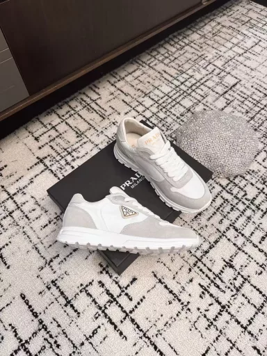 The Prada 25ss Platform White Casual Sneaker This sneaker continues the timeless silhouette and is a new classic pieceThe use of suede extrusion carefully made, enhance the style of light style, with triangle buckle logo thicker bottomIt is suitable for all seasons, and can be matched with all kinds of casual shapes. In the era of various styles full of eyeballs, the one that can be accompanied for a long time and capture the hearts of people is the small white shoes.